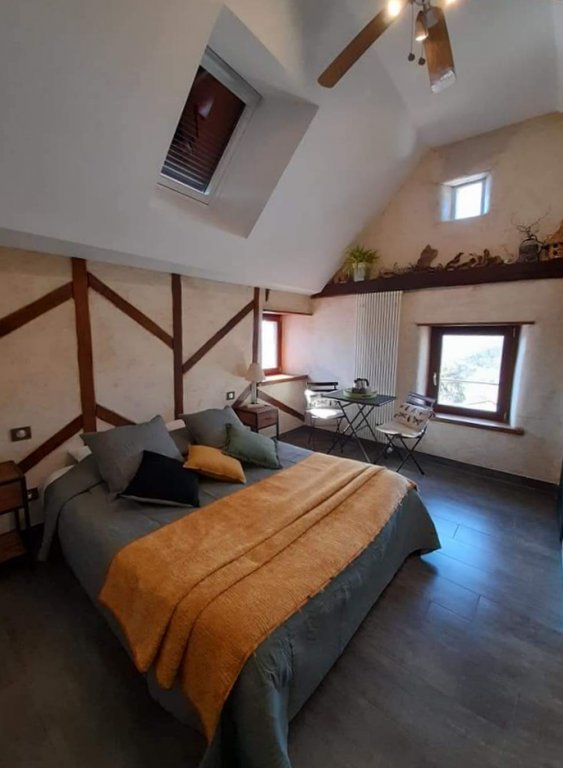 Chambres & table d'hôtes (Les Hôtes du Lac), chambres Castelnau-de- Mandailles, Aveyron