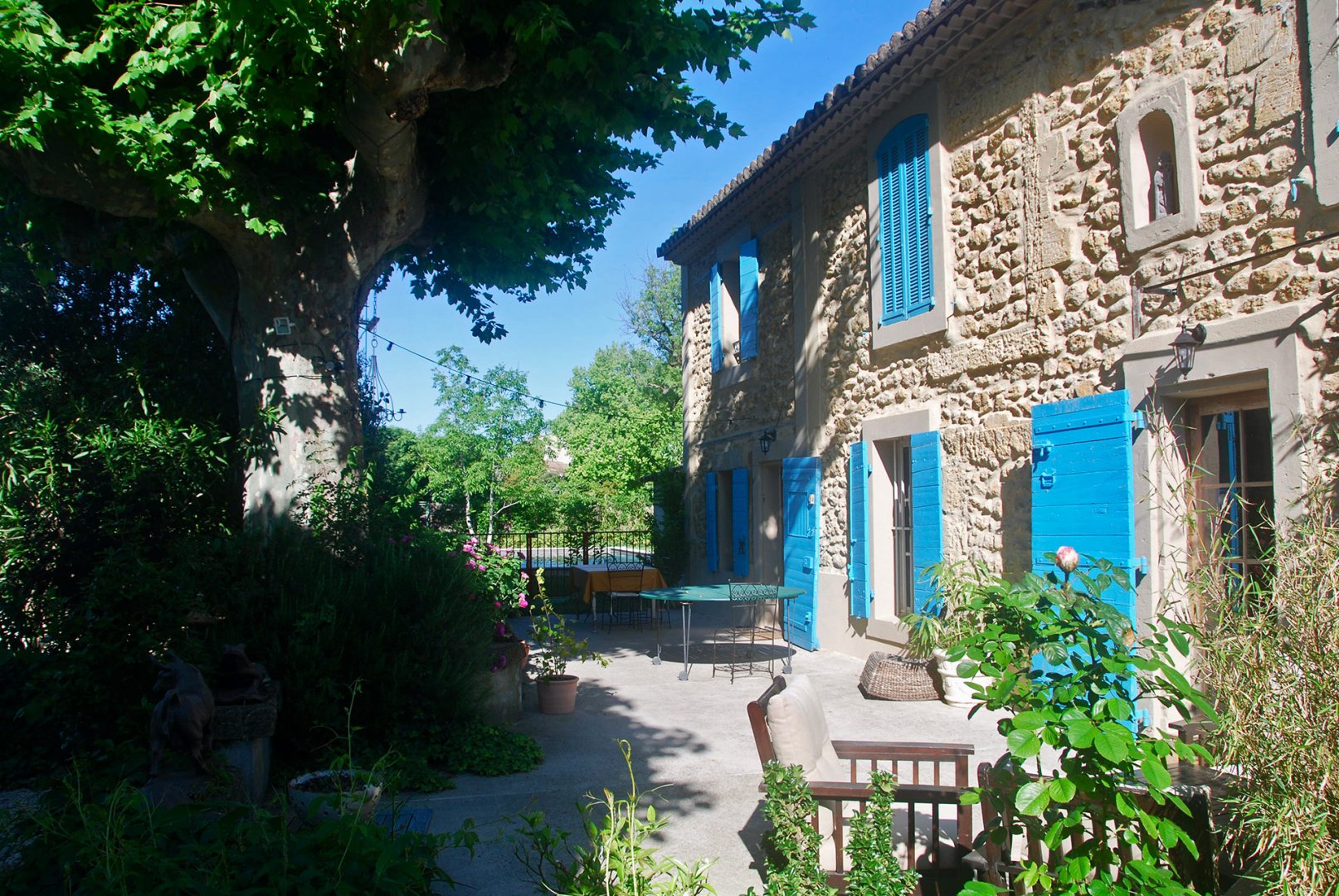 Chambres d'hôtes Les Volets Bleus Provence, chambre familiale, studios et  cabane dans les arbres Salon de Provence, Provence