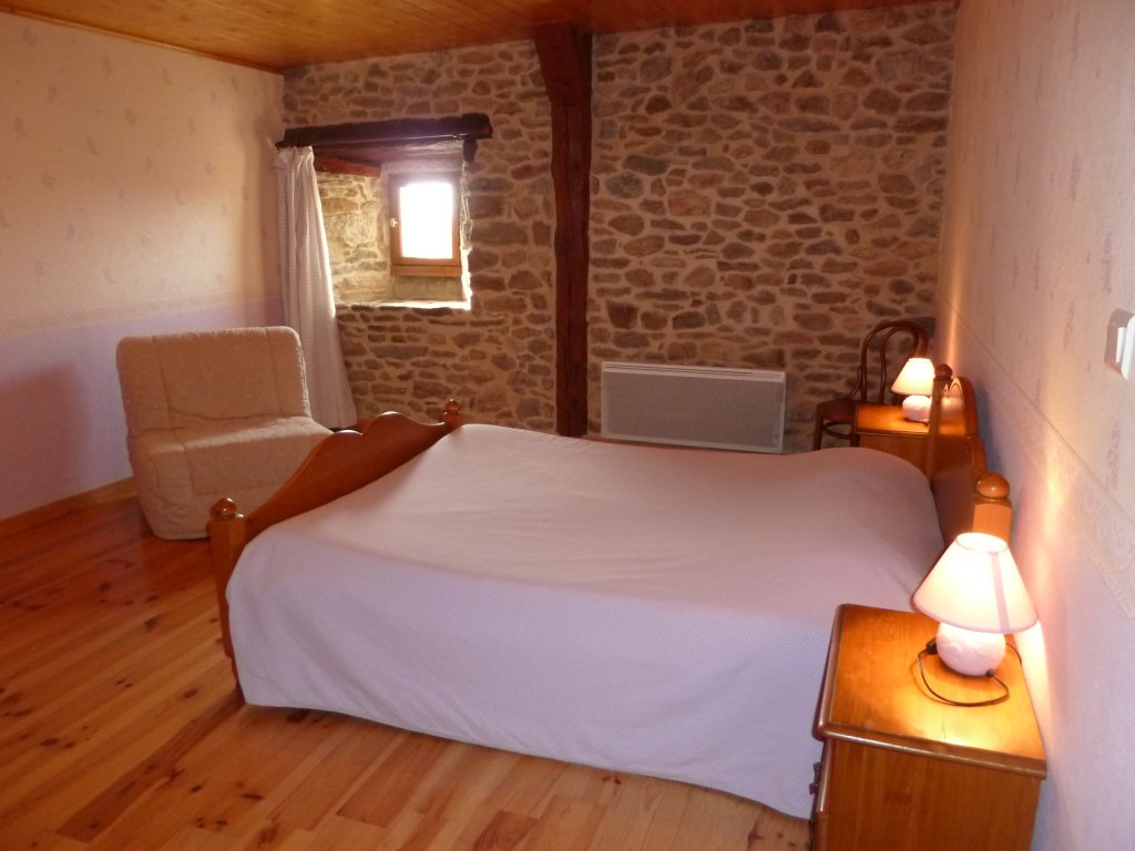 Location de chambres d'hôtes L'Oustar de Tougnini - Chambre familiale et  chambres à Ruynes en Margeride dans le Cantal (15), Margeride