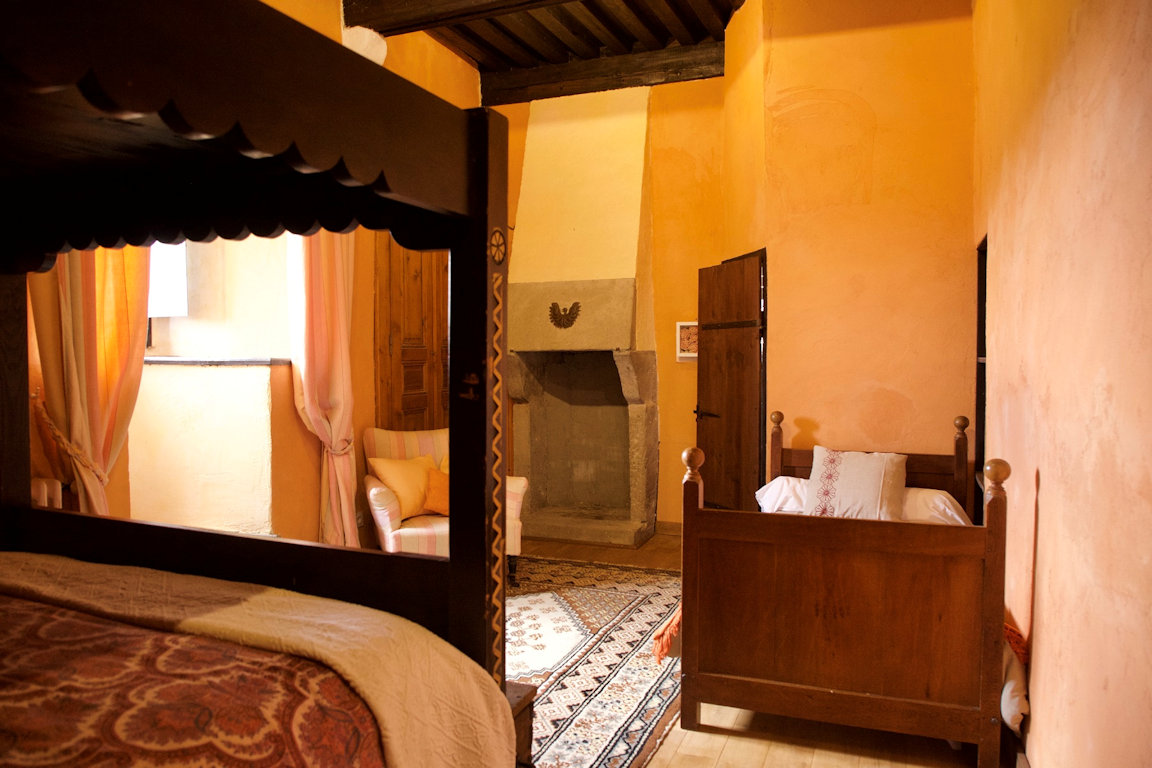 Chambres d'hôtes dans un véritable château médiéval, appartements et  chambres Brenthonne, Haute Savoie