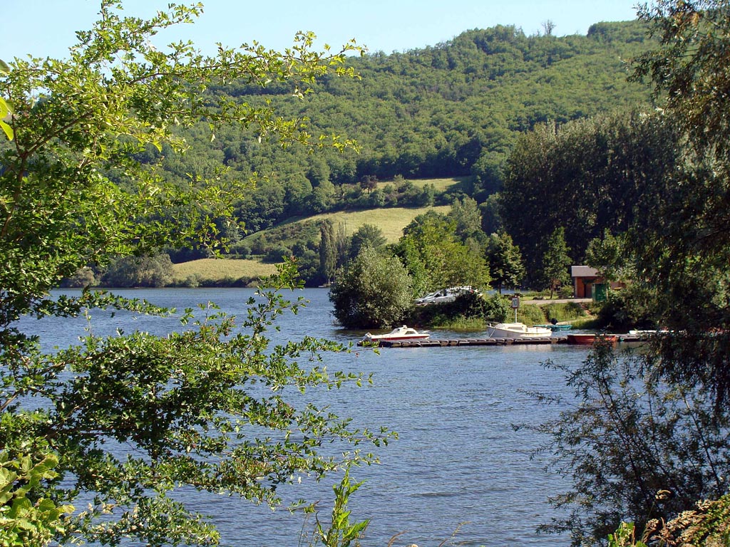 Maison en bordure Lac Castelnau-Lassouts (Cabanac), maison Sainte-Eulalie  d'Olt, Haute Vallée Lot, Aubrac
