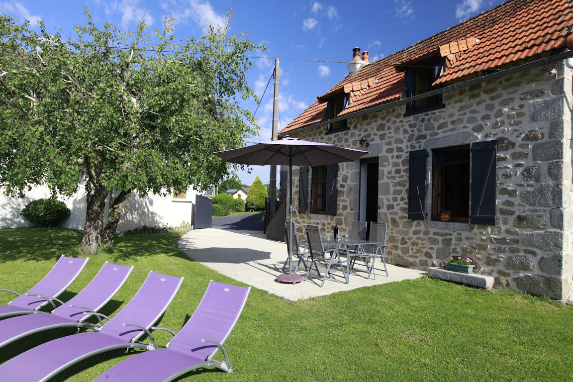 Gîte avec piscine privée chauffée (32°) et Spa - Maison à Labesserette dans  le Cantal (15), sud cantal