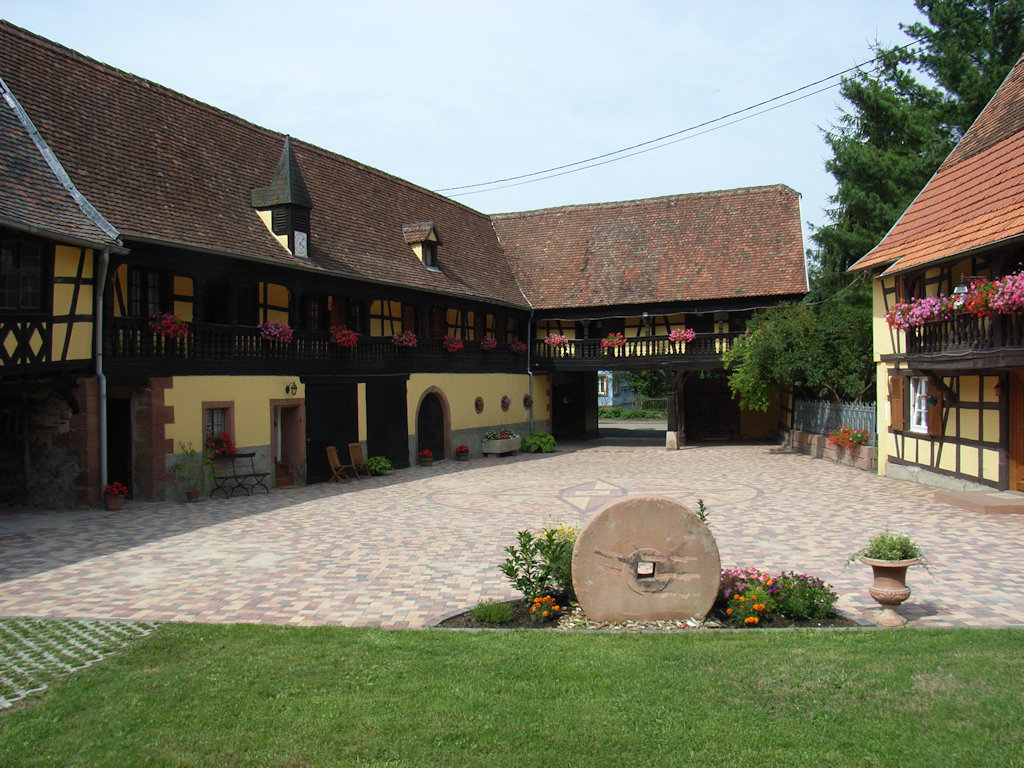 Le coquelicot : La ferme Michel "Bi's Anstetts", gite Issenhausen, situé  dans le Pays de la Zorn, contigu au Pays de Hanau